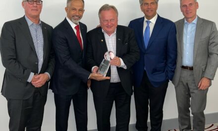 Leo Knaapen receives IBAC’s BizAv Lifetime Service Award